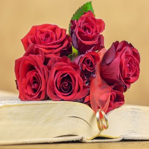 عکس 5k مجموعه گل های رز و حلقه های ازدواج