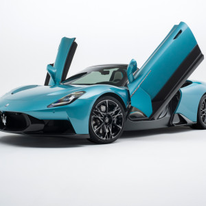عکس 8k ماشین مازراتی اسپرت آبی رنگ با کیفیت بالا