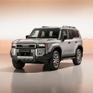 عکس 4k ماشین شاسی بلند تویوتا لندکروزر کیفیت بالا